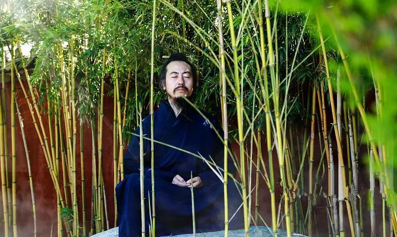 人生一定要把握45岁这个年龄 ，这是一个人大器晚成的开始 。有几点提示 
1，破