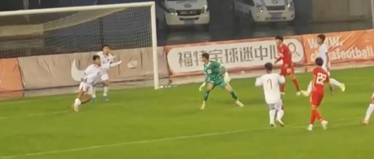 中国U16国家队不是被越南U16国家队2：2逼平了，而是被当值主裁判杜建新逼平了