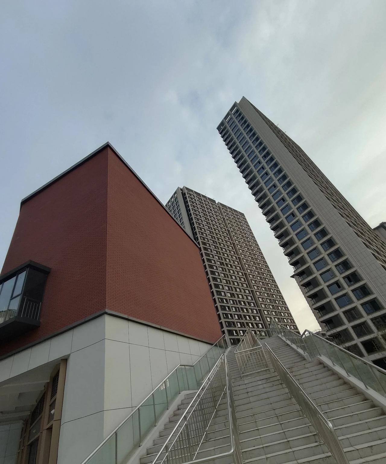 西安改造最成功的公园
由于两边都是居民区，而且还配套了专用健身区，无论是早晨还是