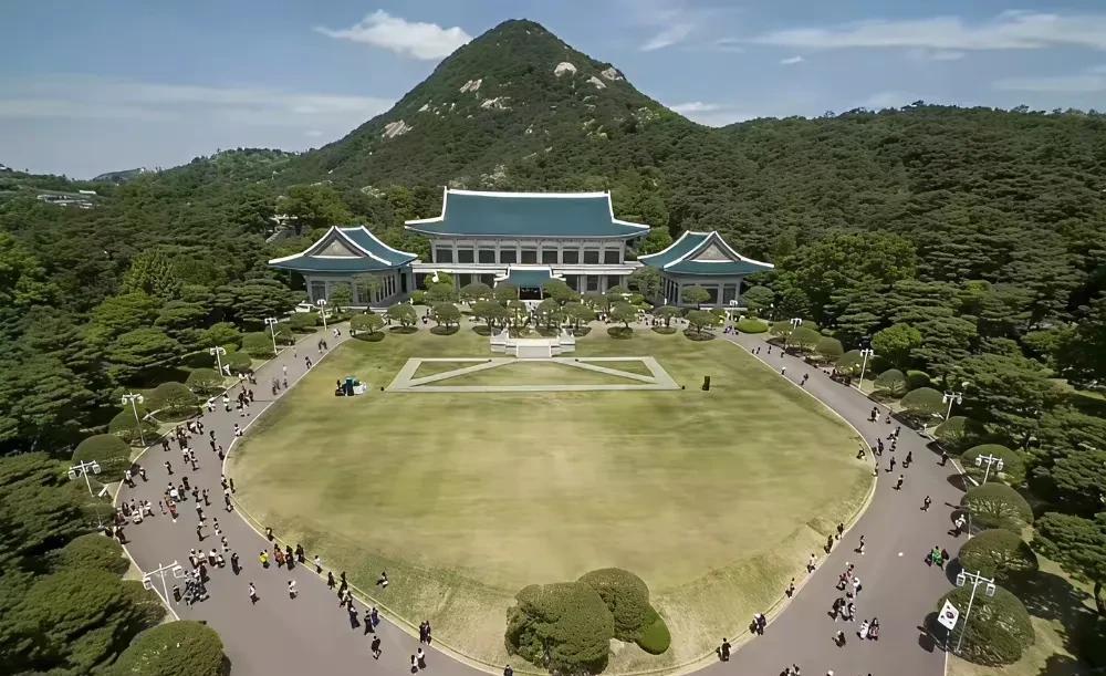 龙山总统府是尹锡悦选定的，起因是青瓦台离任的总统没有一个逃离青瓦台魔咒，下台后不