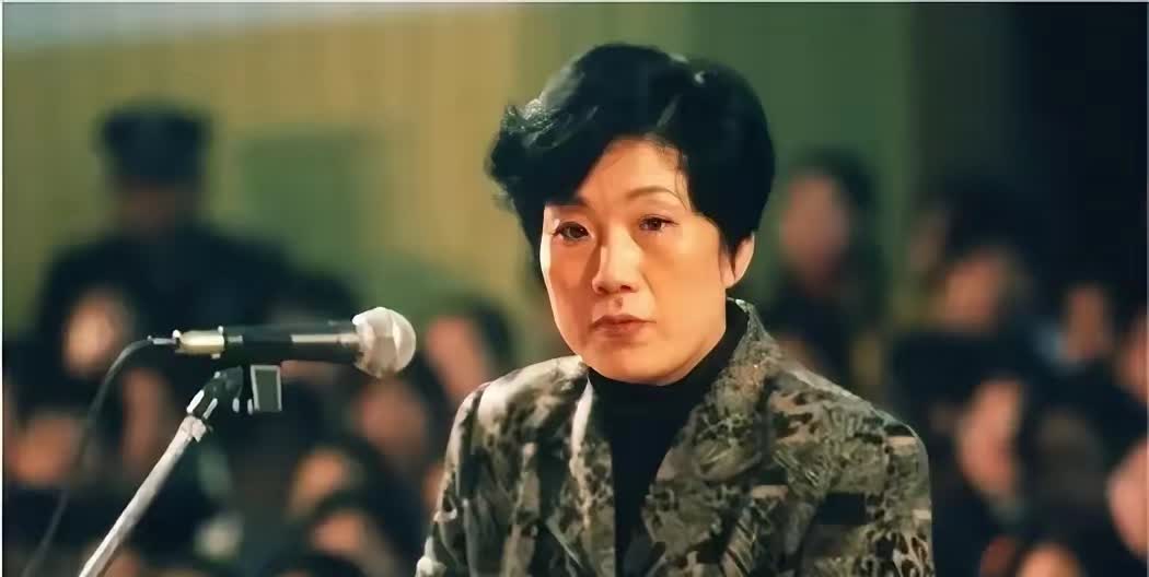 漂亮的女人，总能搞出些事情。
蒋艳萍的故事，比电视剧还精彩。
从农村姑娘到集
