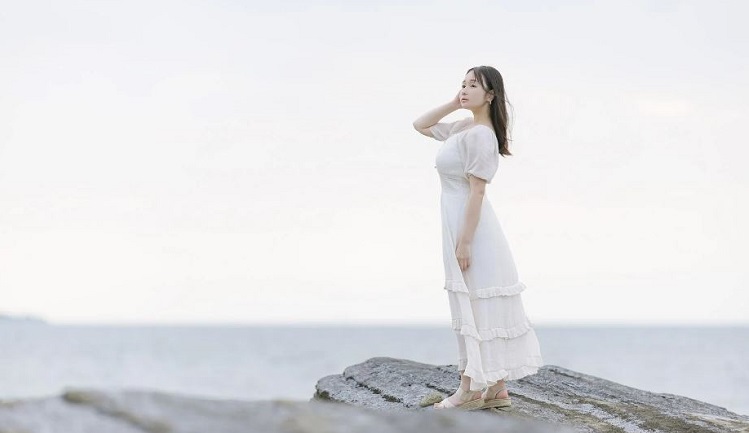 女人面对普通的异性朋友时，她们对牵手和拥抱会格外谨慎，几乎会拒绝这种亲密行为。