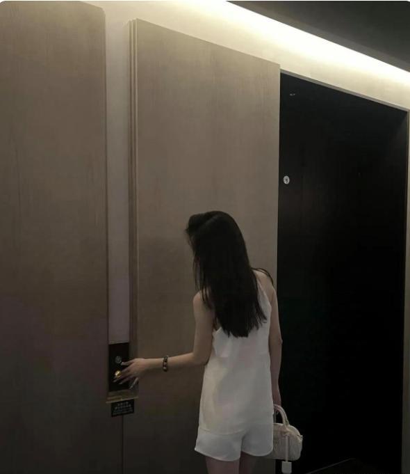 仙人跳最新套路，有嫖娼恶习的男生要小心了。

以前的仙人跳通过社交软件约你到酒
