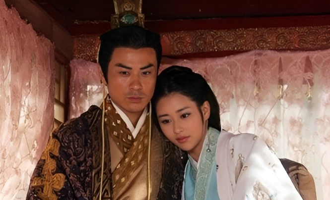 公元前484年的一天，吴王夫差一气之下将西施打进了一锅热菜汤里，西施抱着脸尖叫着
