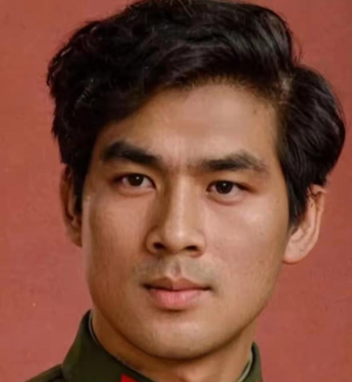 八十年代，两位穿军装的银幕帅哥。
图一这位哥们儿有点异域帅，他主演的影片《牧马人
