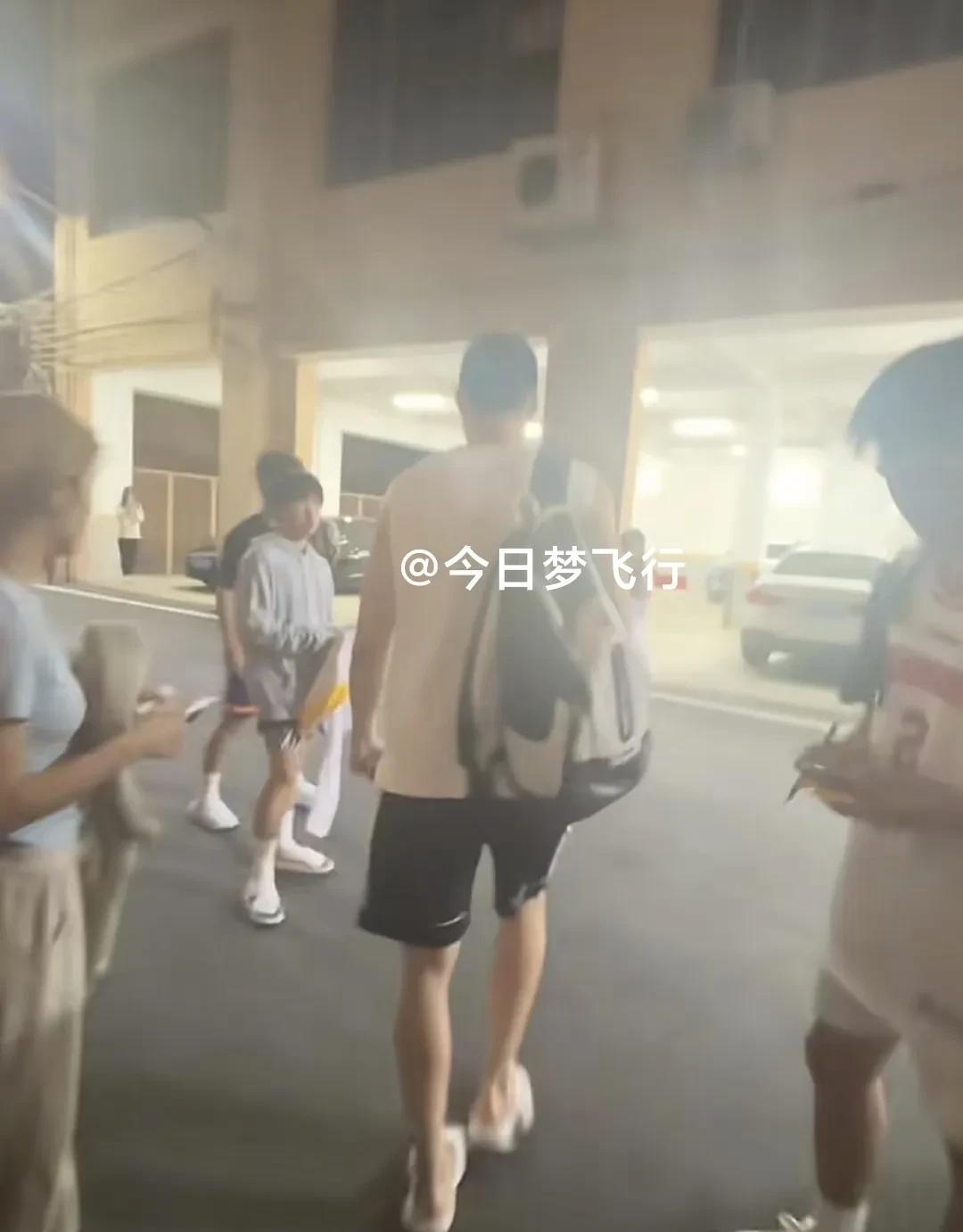 朱芳雨携广东队三将回到东莞！
昨晚，参加完在韶关举行的省联赛开幕式活动后，朱总和