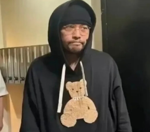 周杰伦的妻子应该都心疼的要哭了，有网友偶遇周杰伦，穿着黑色休闲卫衣，看他佝偻着背