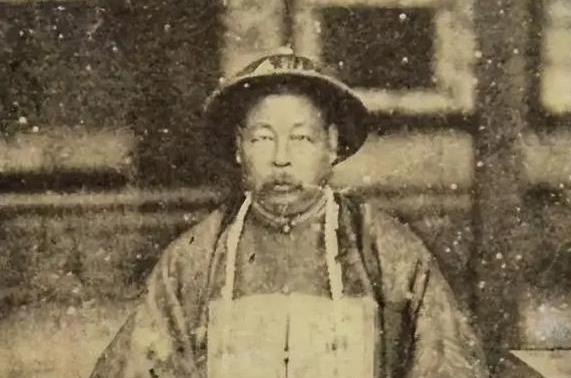 1881年，左宗棠将新疆收复后，回宫途中遭遇了崇文门太监的拦阻。这位太监自以为高