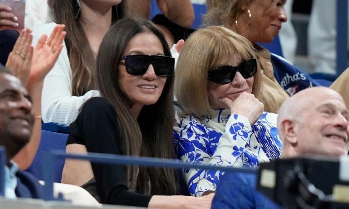 76岁的王薇薇和75岁的Anna Wintour现身美网公开赛现场
画面中已经7