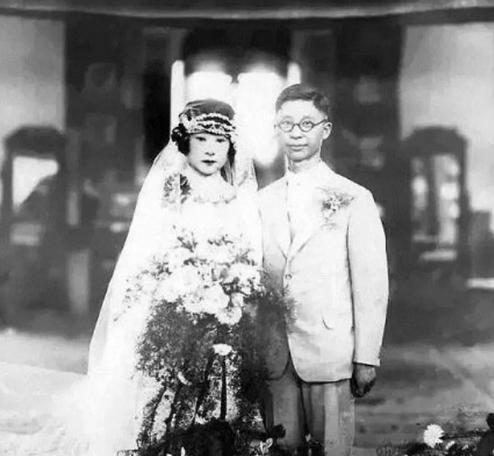 1966年，作家“老舍”被妻子举报，随即被一群人带走，傍晚时分，老舍浑身是伤，一