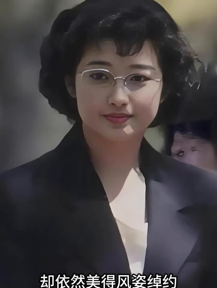 她美得很独特，即使已经是两个孩子的母亲，却依然美得风姿绰约。她的优雅气质如陈年佳