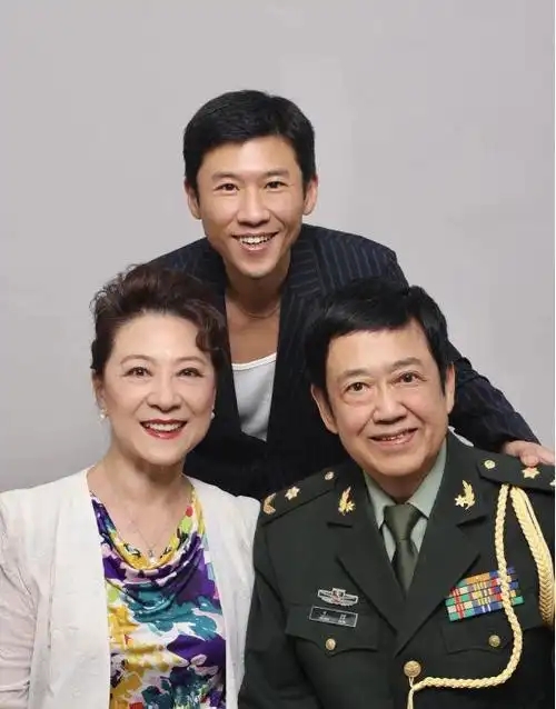 主持人问王骁:“你妈妈生日，你会送礼物给她吗？”王骁说:“会啊，每年都送。”主持