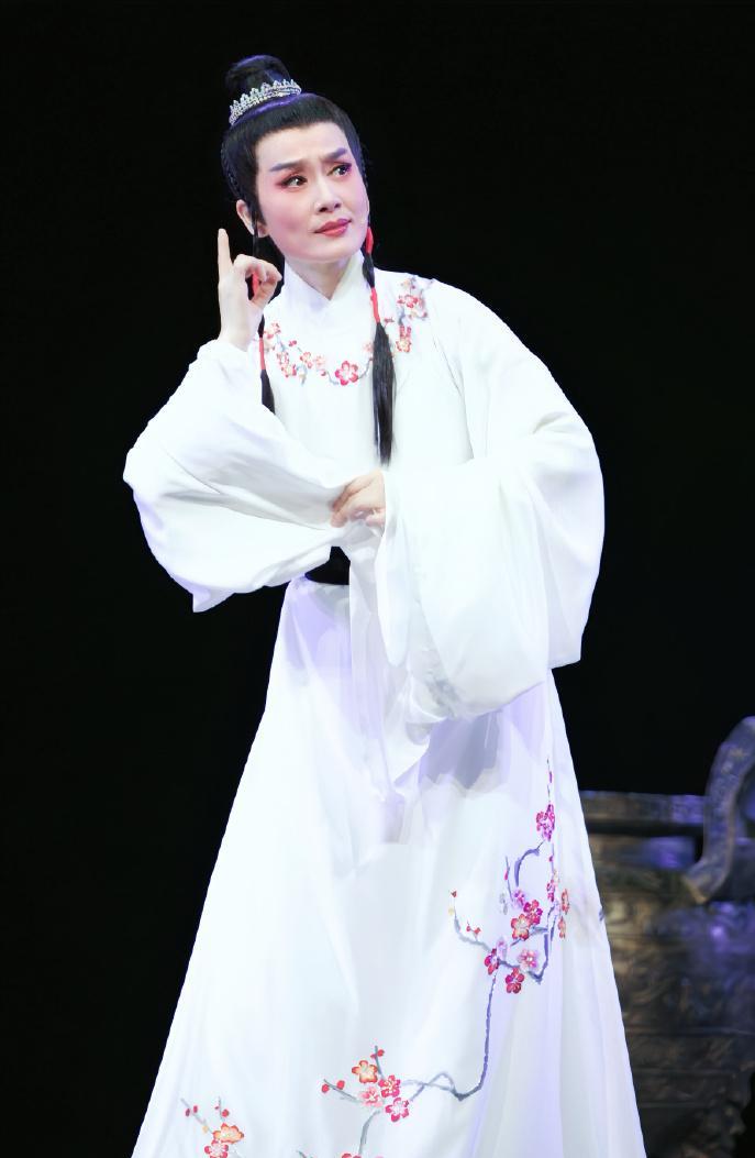 越剧舞台，“中生代”最帅女小生，你选谁？
1、王君安
2、肖雅
3、茅威涛
4、