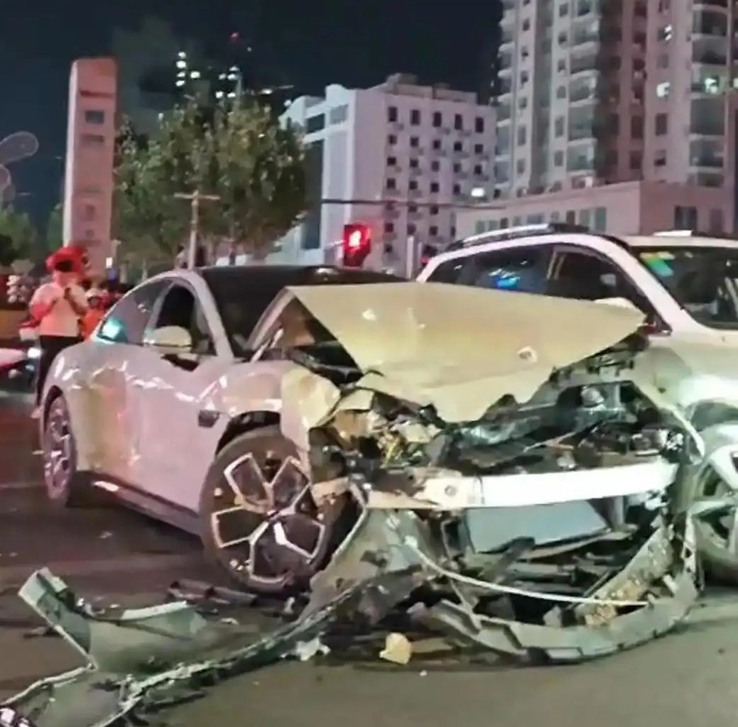 她大概后悔拍抖音了。

真不知道这位郑州女车主是怎么寻思的。

开新提的
