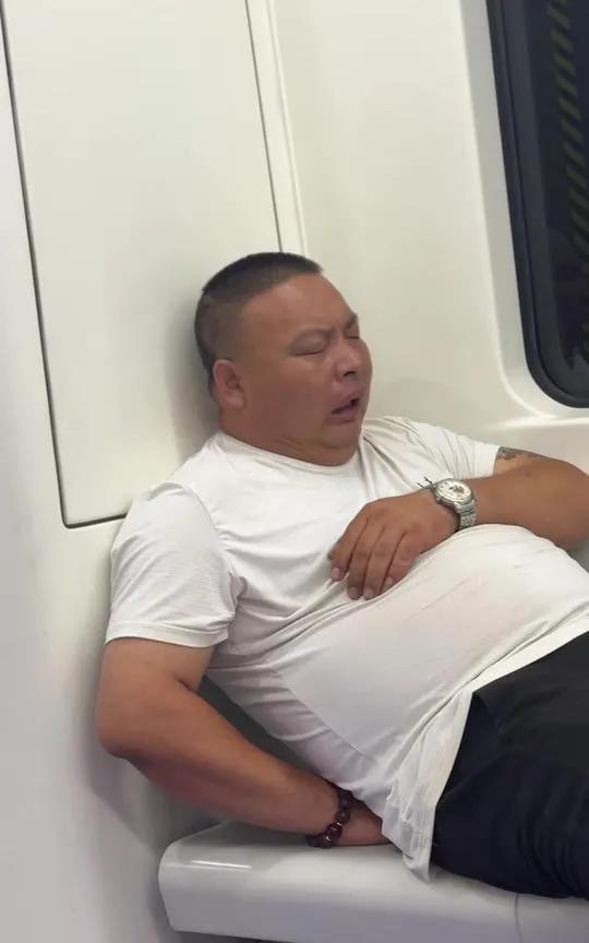 这觉睡的  挺累呀，也不知道你坐过站了没有？也不知道你坐反了没有，也不知道你要去