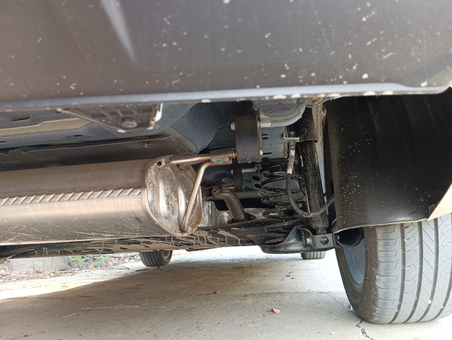 帝豪四代尊贵版底盘不带护板不穿底裤奔跑
车机仓、后备箱下的底盘。都没有护板。高配