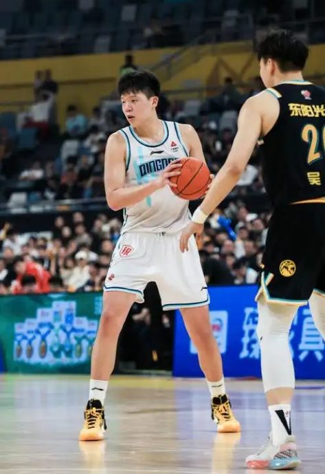 关于杨瀚森和德明这事：
16签对杨瀚森也是意外之喜，篮网准备19，22签也是符合