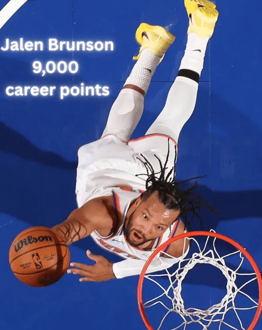 NBA常规赛，尼克斯与公牛的比赛正在进行中。
赛中，尼克斯官方发布消息，杰伦-布