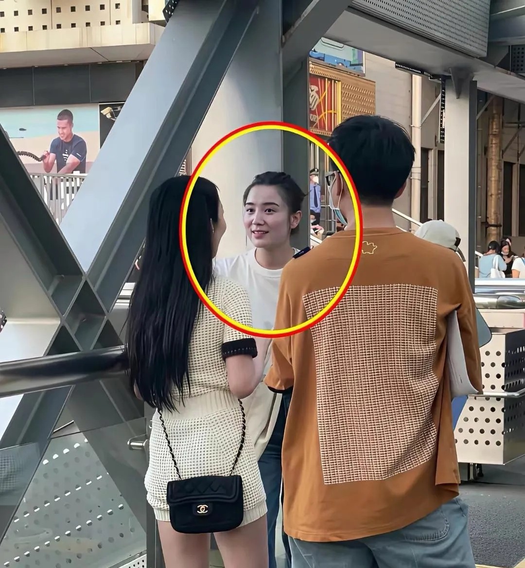 宋佳的长相就是传说中的大青衣长相吧，上镜不是很惊艳，现实中却是人群中最舒服的那个