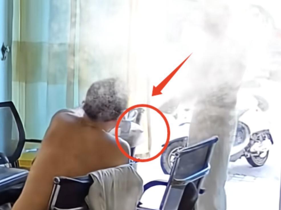 越是了解福州的那名女子踹门的原因，我越是压抑不住内心的愤怒啊！
事情的起因是这名
