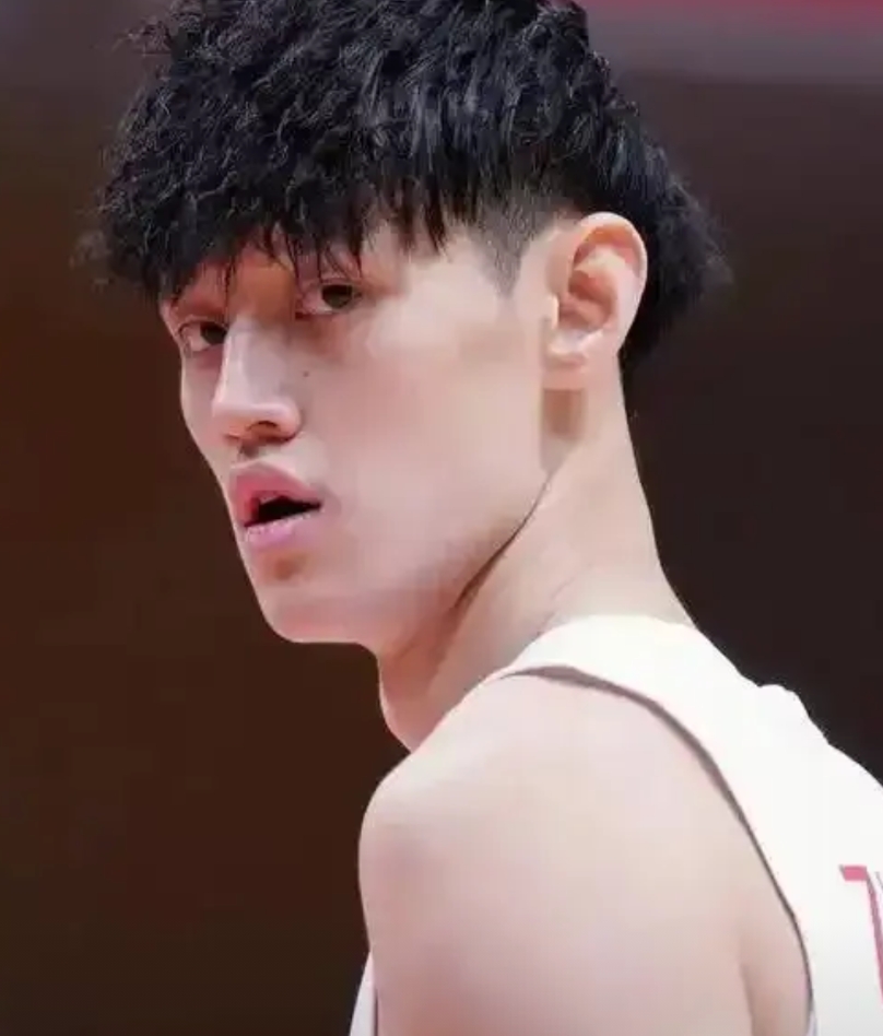 首钢被上海91:94逆转20分，原因无非以下几点

1、曾凡博过早4次犯规，第二