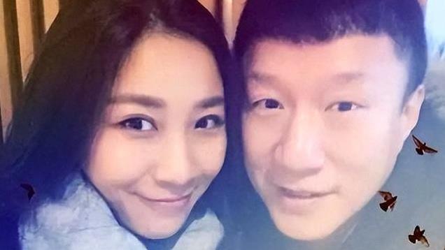 孙红雷陪老婆打台球，小15岁娇妻身材火辣，孙红雷眼睛都看直了