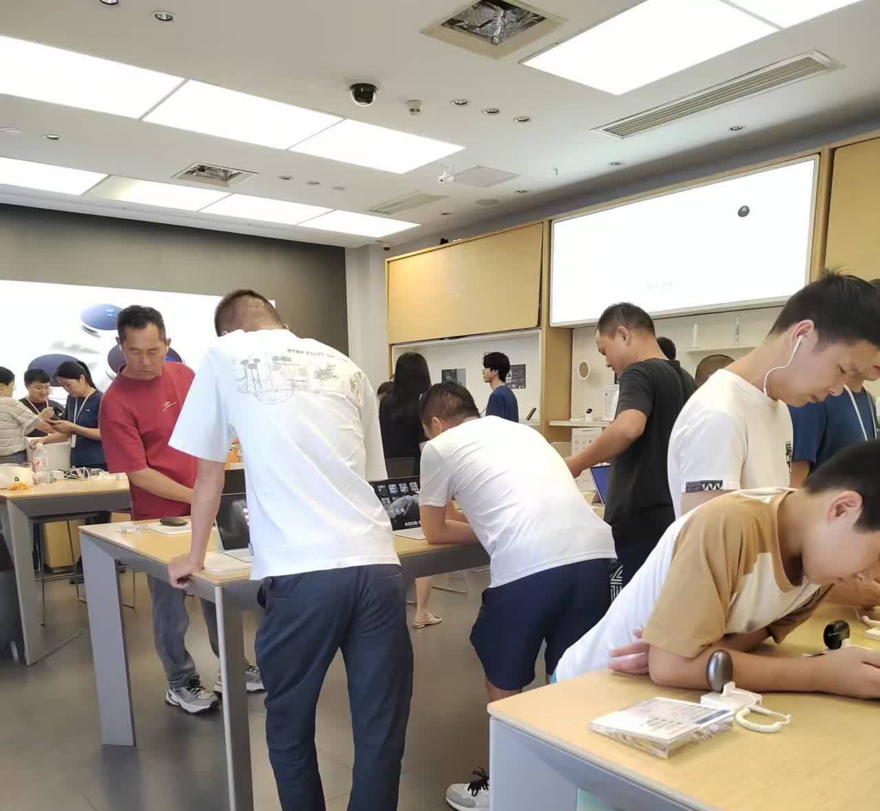 买手机，你选华为吗？

刚路过华为专卖店，好热闹！那场面，比超市周年庆还热闹