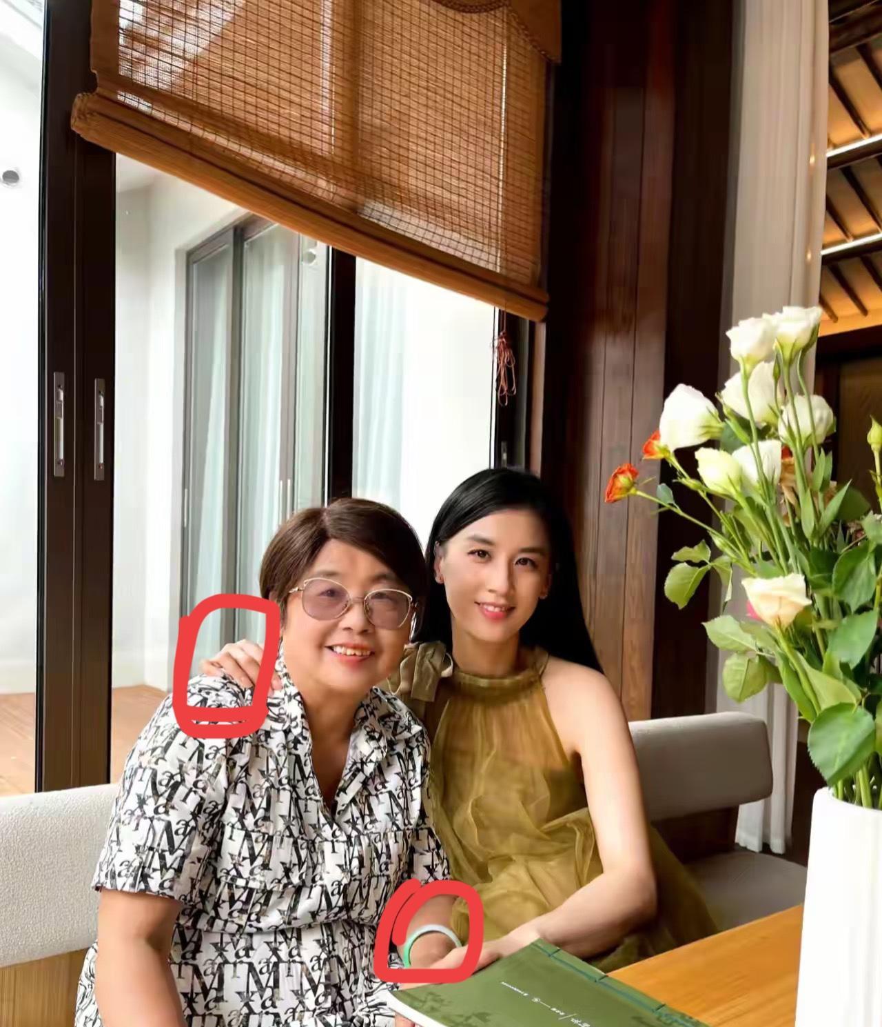 别看黄圣依看起来强势又聪明
还有点恋爱脑
实际上她啥事都摇摆不定！按说和杨子分开