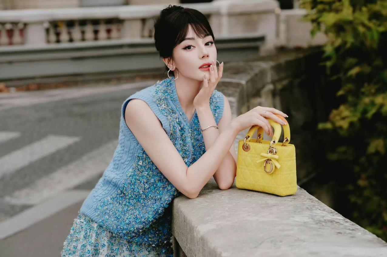 迪丽热巴蓝色无袖花朵套装
迪丽热巴的蓝色无袖花朵套装，简直是把夏日的明媚与灵动穿