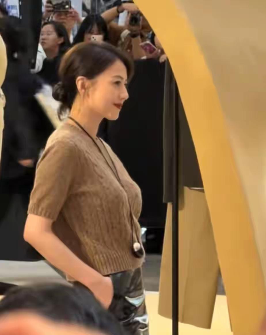 女神高圆圆
依旧是颜值在线，但是她真是老了许多，连皱纹和鱼尾纹都是那么明显可见一