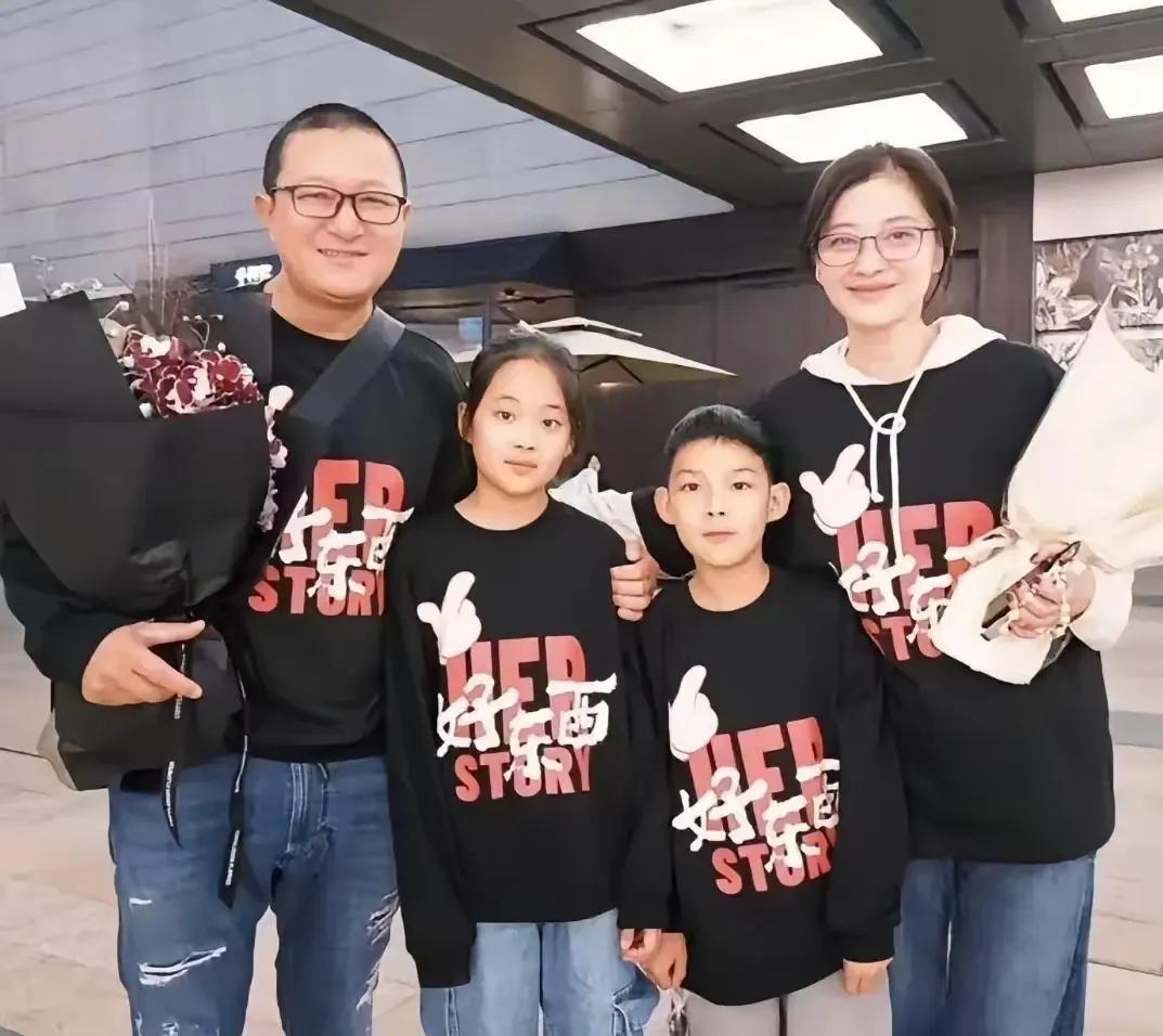 梅婷晒全家福，一家四口颜值爆表！
女儿像她，儿子像老公曾剑，真是“一人像一个，不