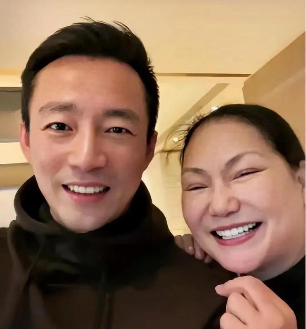 信汪小菲，还是S妈？
据台湾省狗仔葛斯齐爆料，大S临死前，汪小菲不仅安慰S妈，还