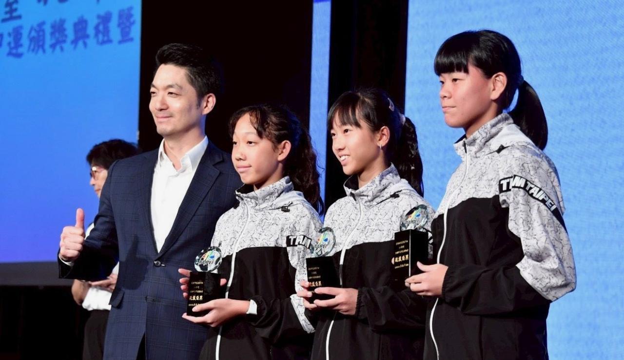 中国台湾省，蒋经国的孙儿蒋万安，出席台北市本年度中等学校运动会代表队优胜学校及绩
