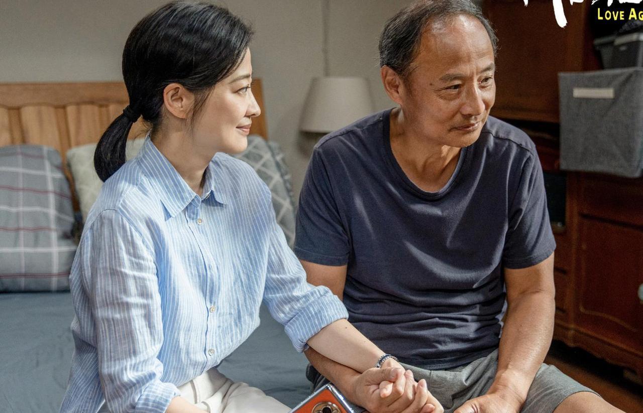 -别再影响观众三观了！爷爷在搞黄昏恋，儿子在搞婚外情，妈妈在和小鲜肉亲嘴，孙子在
