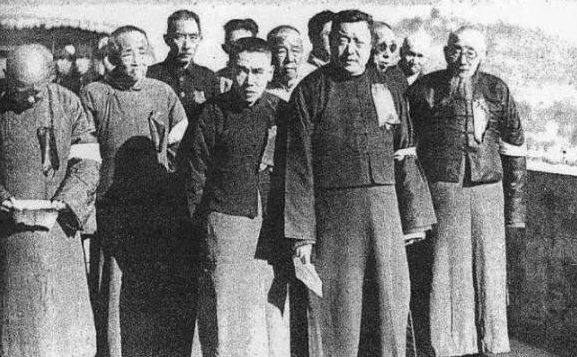 1938年，一个大汉奸在家里宴请日军。突然，有女人哭喊着：“救命啊！”大汉奸跑出