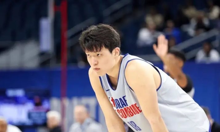 杨翰森能被16顺位选中其实已经是继姚明以后亚洲最强天赋了。
其实你们仔细想想看，