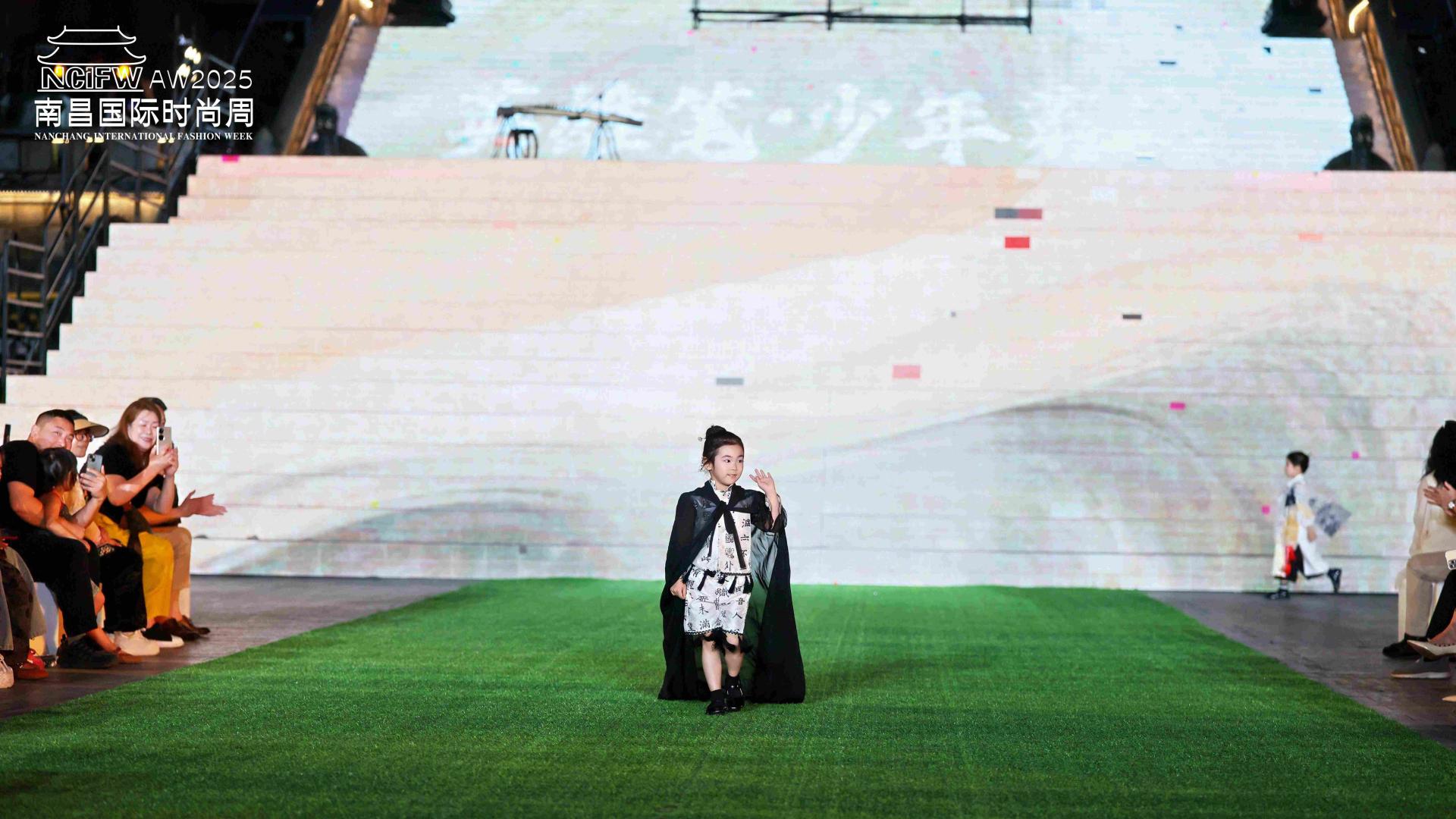 新生代小模特杨沐澄亮相南昌国际时装周 演绎东方美学新风韵
