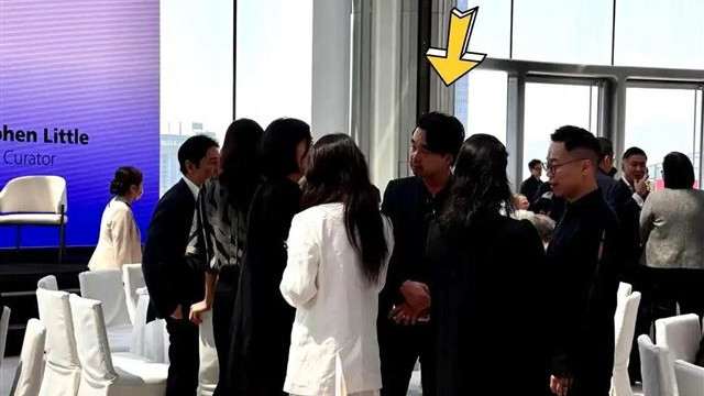章泽天现身香港，穿吊带丰满不少，与马云邓文迪赌王四太同场吃饭