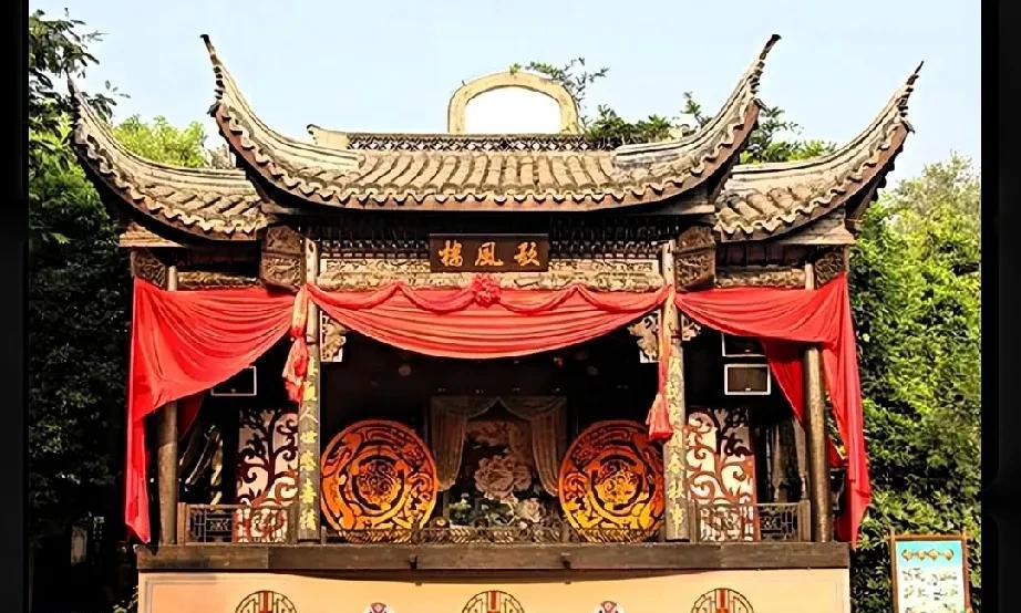 《戏台》这部剧，从不被看好，到爆火，可谓是曲折而又坎坷。
但不管怎么说，这部戏得