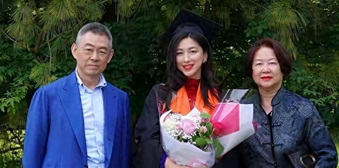 朱珠和爸似双胞胎，梨涡神同步，高颜值基因太强大！ ​​​