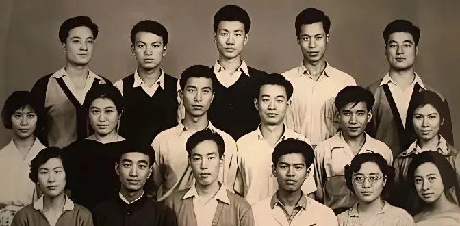 这是六十年代，李双江与声乐系同学的合影照。照片中的学生身上的衣着，在那个年代很潮
