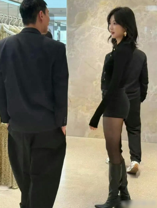 一直不理解，是不是明星都不会热出汗啊，孙千夏天穿长筒靴 ​​​