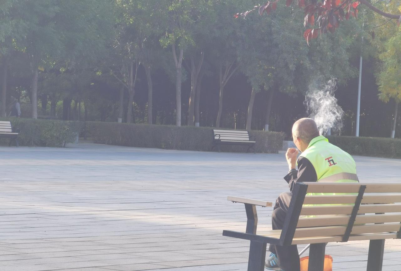 即使是片刻的休息，也是幸福感满满。
看到他能坐下来，晒晒太阳，抽一支烟，喘口气，