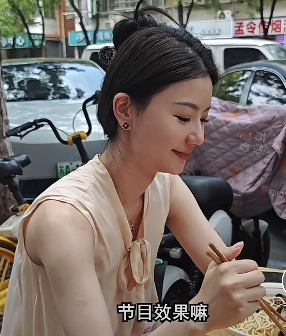 这下好了，
评论区好多网友，
都惦记起“猴哥”前妻了，
从这女的状态来看，
身材
