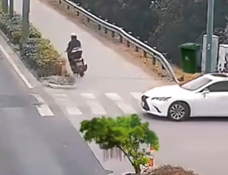 注意看，像这种无接触事故，汽车要不要承担责任呢？

答案是肯定的。如果这时候汽车