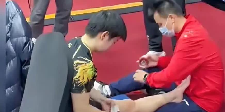 莎宝哭了…
谁看了不心疼啊！
刚在赛场上把对手打得没脾气的孙颖莎，转身进休息