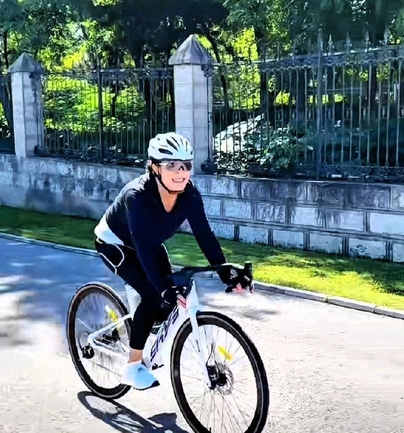 黑子自己也没想到吧？含沙射影带节奏指向张兰的妈妈，没想到评论区翻车了。
张兰的妈
