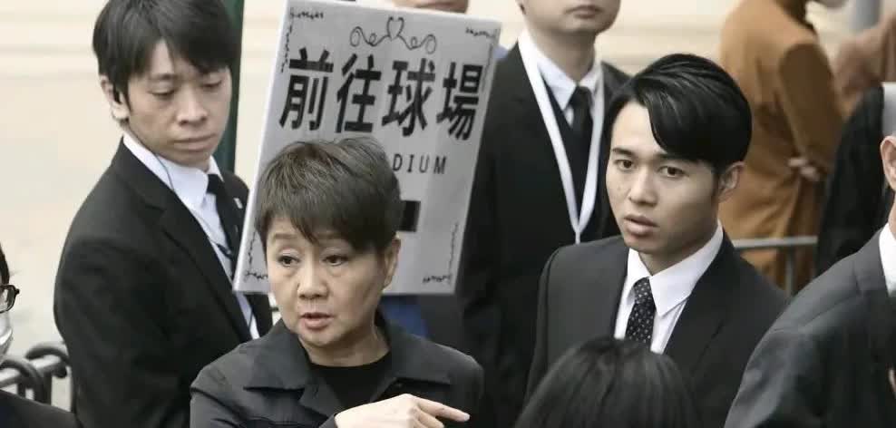不得不感慨，参加李兆基葬礼的梁安琪，手跟脸是两个不同年龄段的样子呢。大家看到梁安