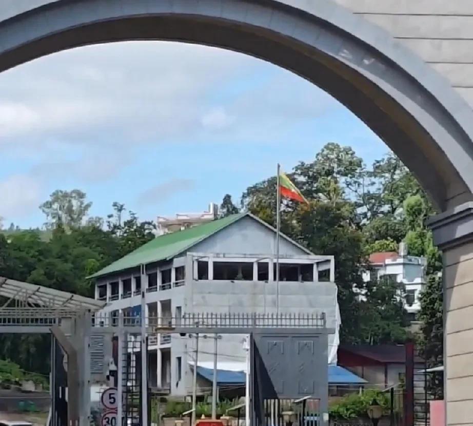 缅军得寸进尺，棒赛换成了缅甸的国旗
      棒赛，缅文名称九谷市。为木姐下辖