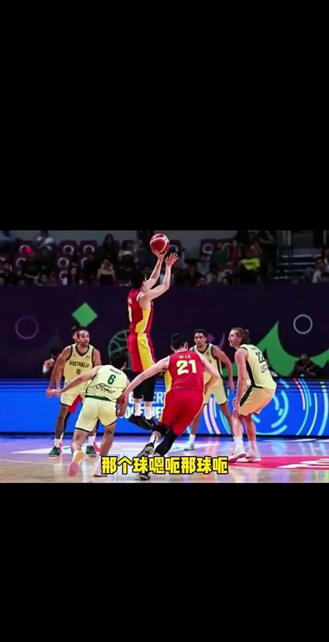 只落后1分，胡明轩最后时刻出手投3分，绝杀失败，苏群质疑为什么不投2分；杨毅有不